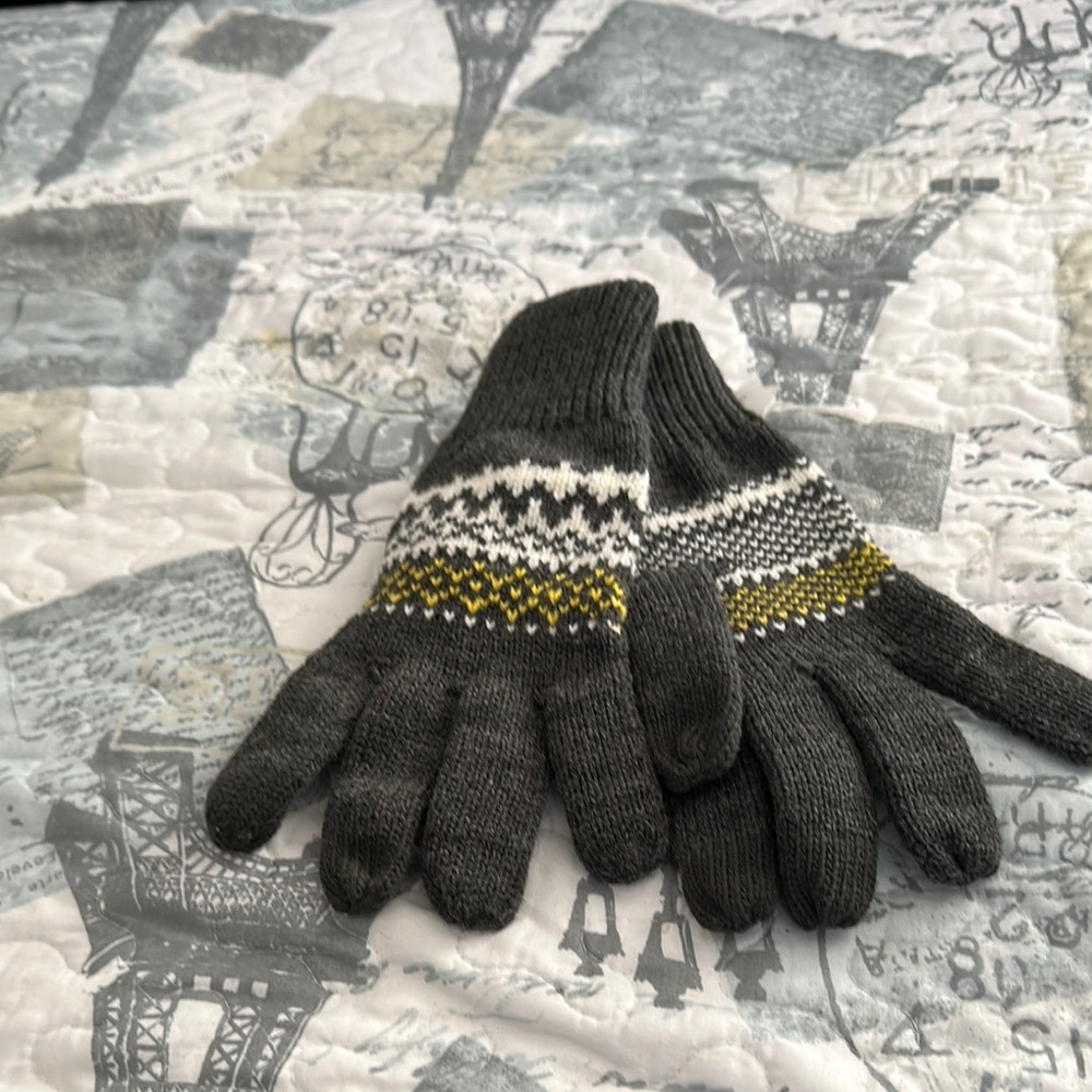 ❤️BUNDLE buy 3 get 15% OFF❤️
NWT Old Navy Charcoal Knit Gloves Fair Isle Pattern